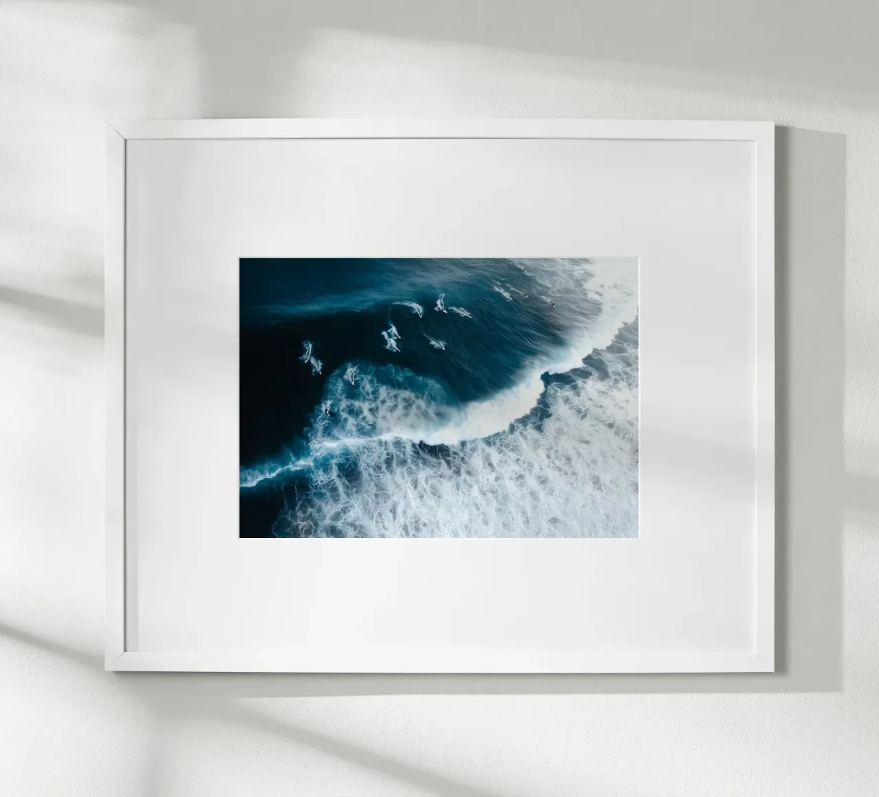 Aerial Surf Print - Surfers Riding Big Ocean Waves poster con telaio in plastica da Nadjaa