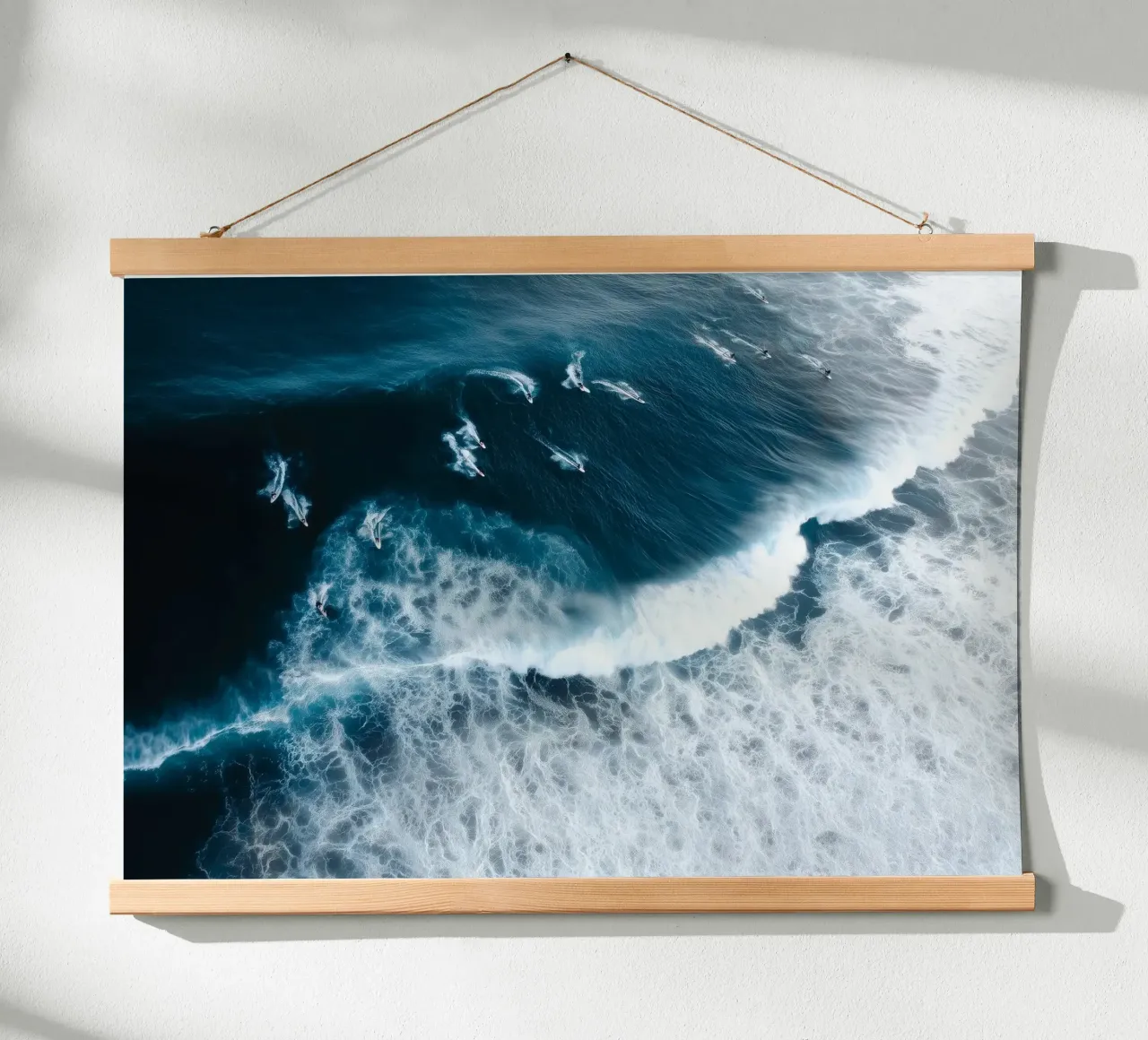 Aerial Surf Print - Surfers Riding Big Ocean Waves poster con telaio in plastica da Nadjaa