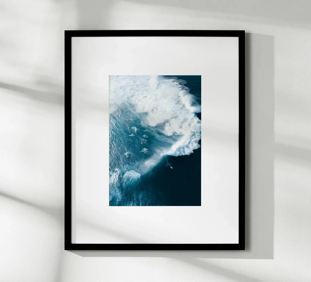 Surfers in Motion – Aerial Ocean Wave Photography poster con telaio in legno da Nadjaa
