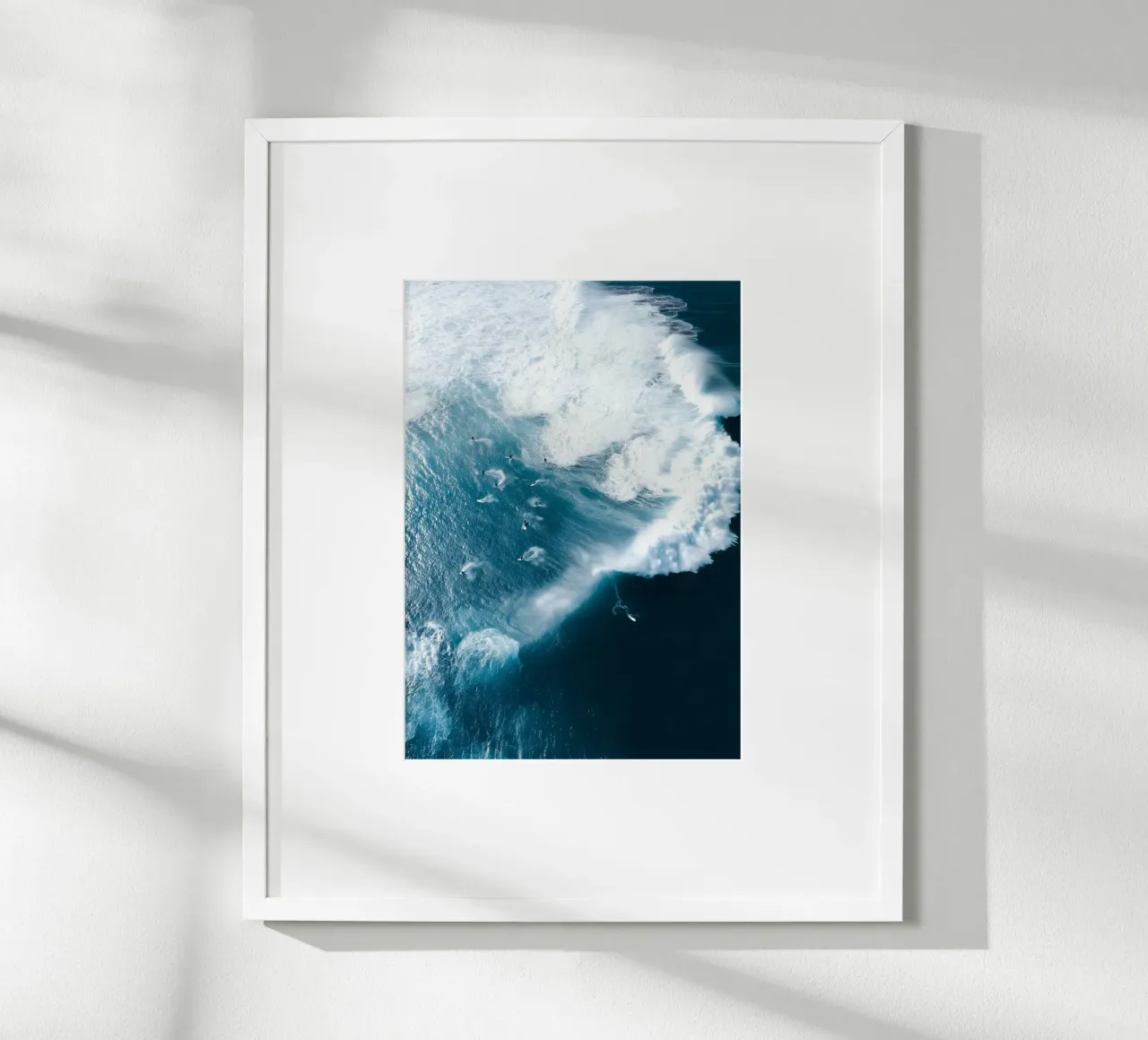 Surfers in Motion – Aerial Ocean Wave Photography poster con telaio in legno da Nadjaa