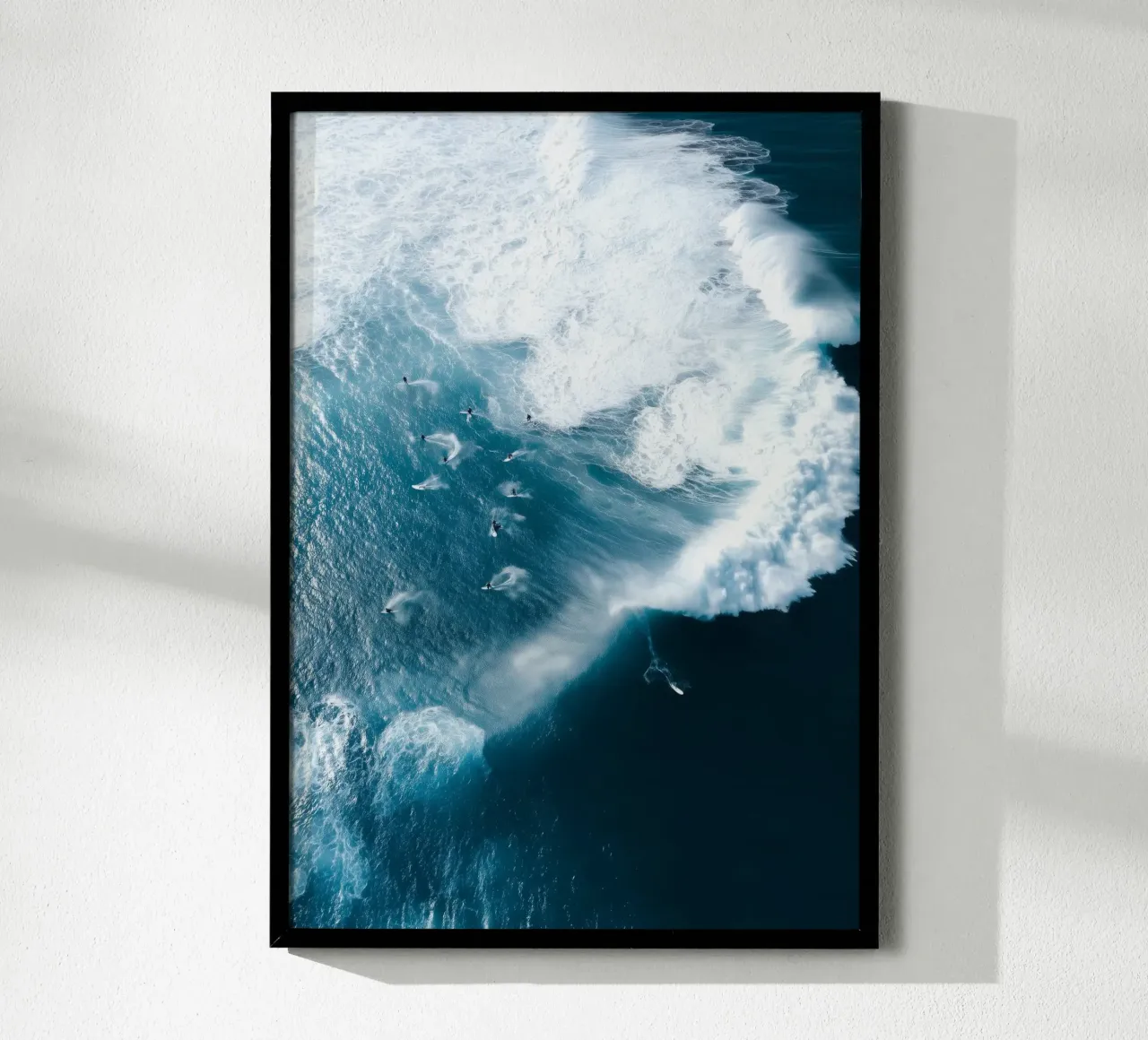 Surfers in Motion – Aerial Ocean Wave Photography poster con telaio in legno da Nadjaa