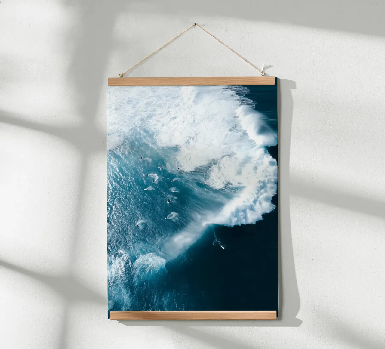 Surfers in Motion – Aerial Ocean Wave Photography poster con telaio in legno da Nadjaa