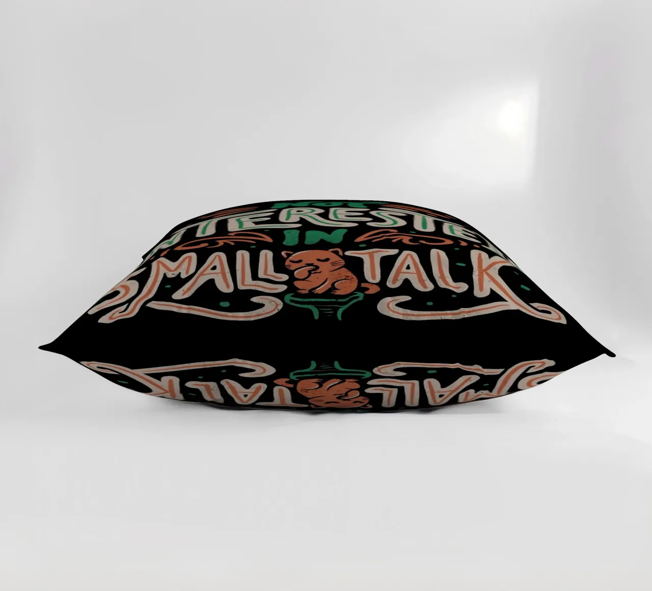 Not Interested In Small Talk cuscino da Tobe Fonseca