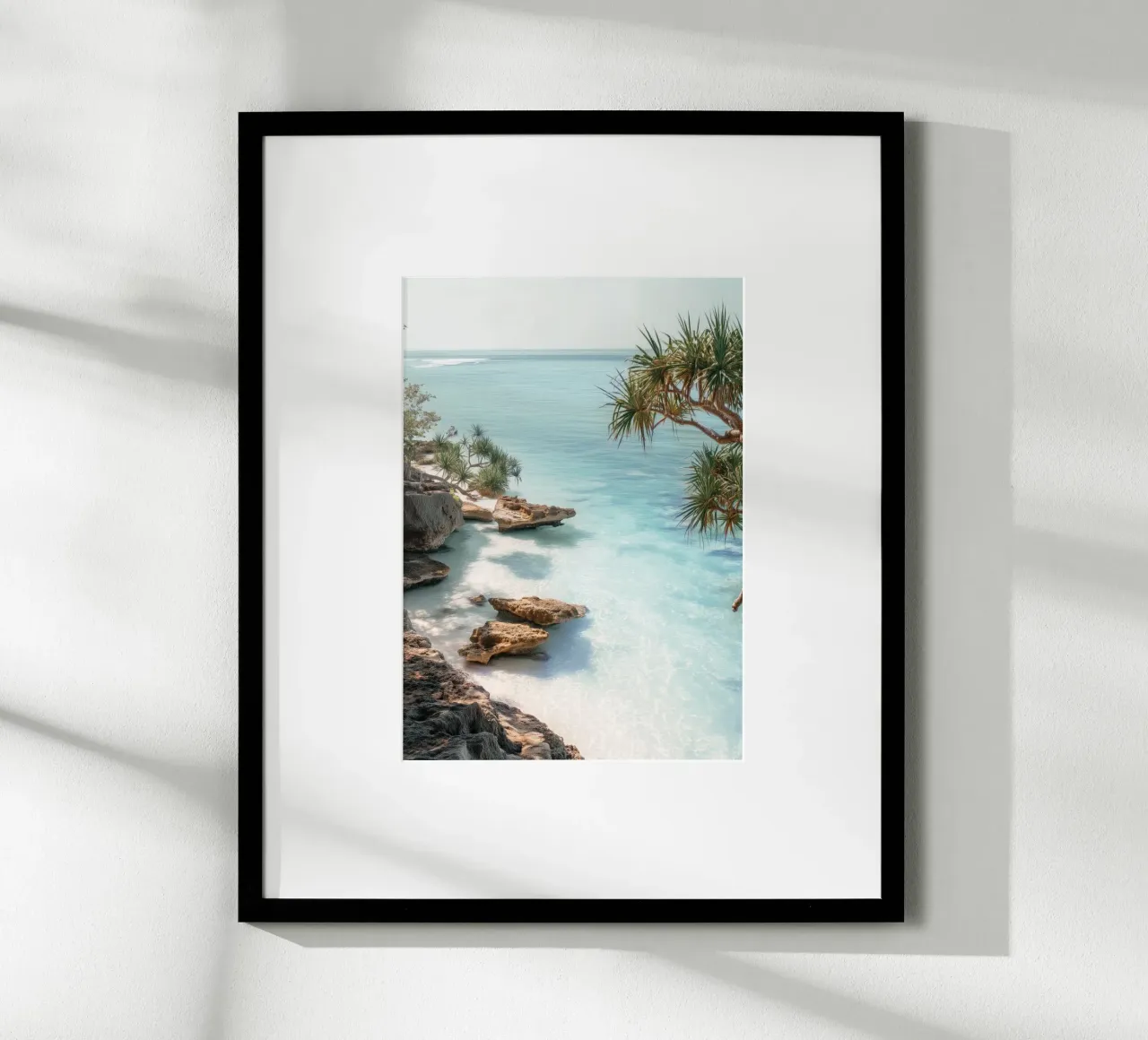 Tropical Coastline Print – Crystal Waters & Rock Formations poster con telaio in legno da Vela Luna