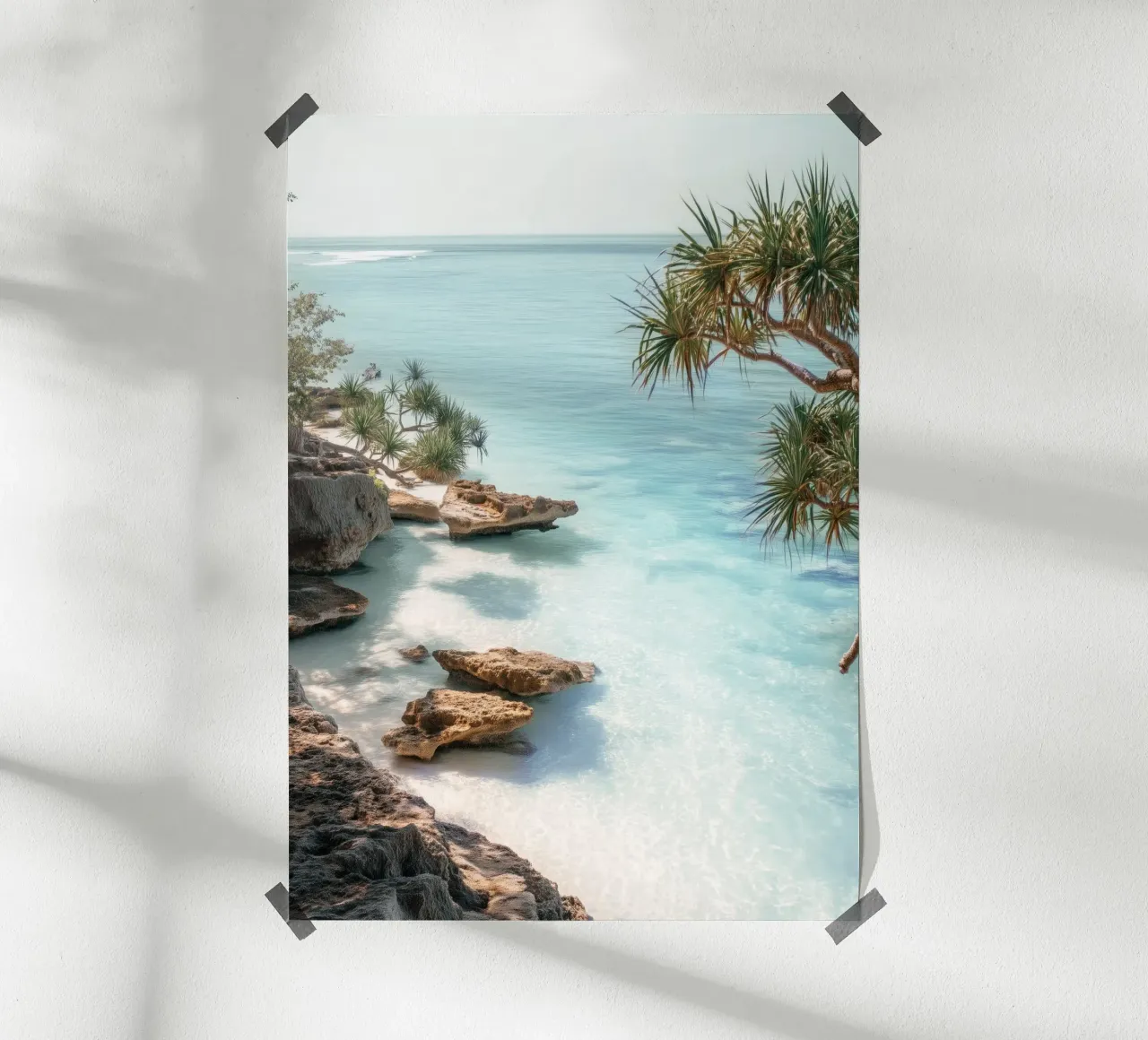 Tropical Coastline Print – Crystal Waters & Rock Formations poster con telaio in legno da Vela Luna