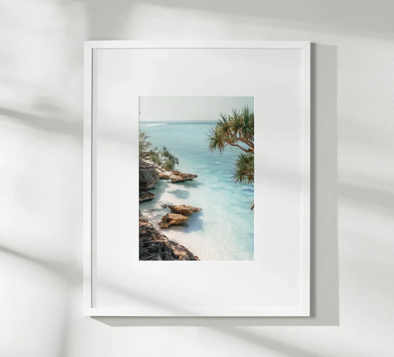Tropical Coastline Print – Crystal Waters & Rock Formations poster con telaio in legno da Vela Luna