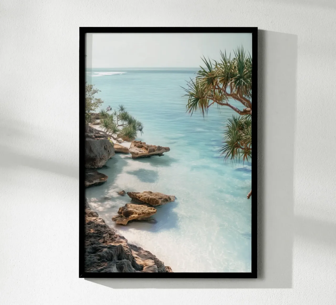 Tropical Coastline Print – Crystal Waters & Rock Formations poster con telaio in legno da Vela Luna