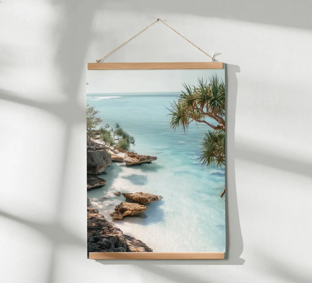 Tropical Coastline Print – Crystal Waters & Rock Formations poster con telaio in legno da Vela Luna