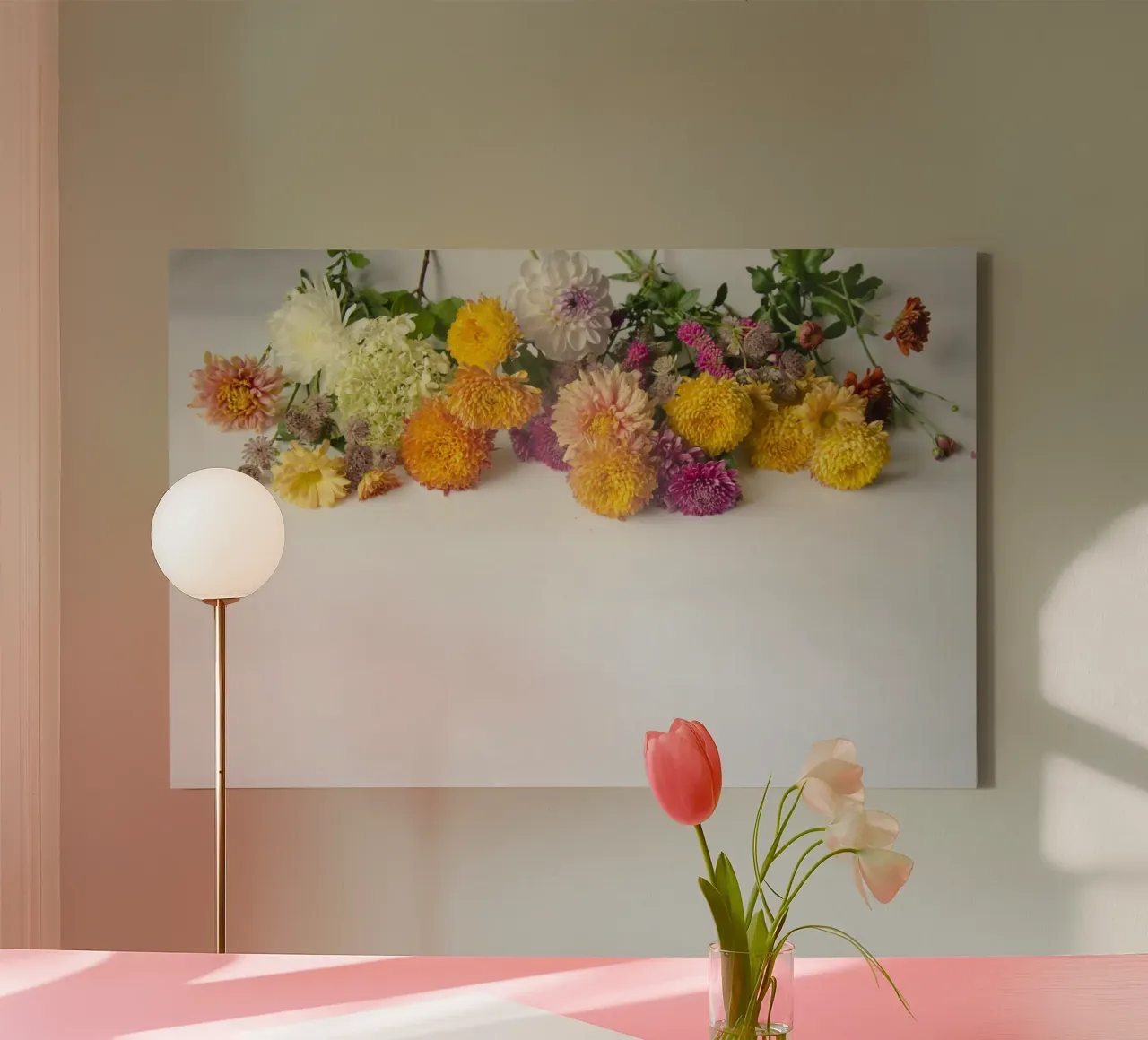 Zachte bloemblaadjes en zachte tinten canvas met Baklijst van PhotoVibe Decor