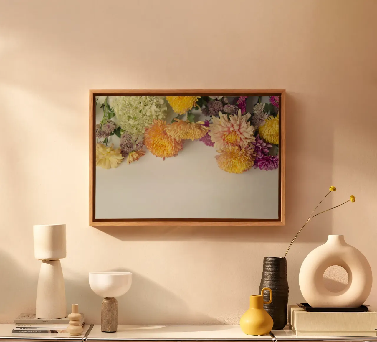 Zachte bloemblaadjes en zachte tinten canvas met Baklijst van PhotoVibe Decor