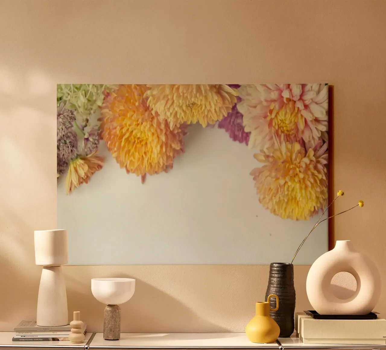 Zachte bloemblaadjes en zachte tinten canvas met Baklijst van PhotoVibe Decor