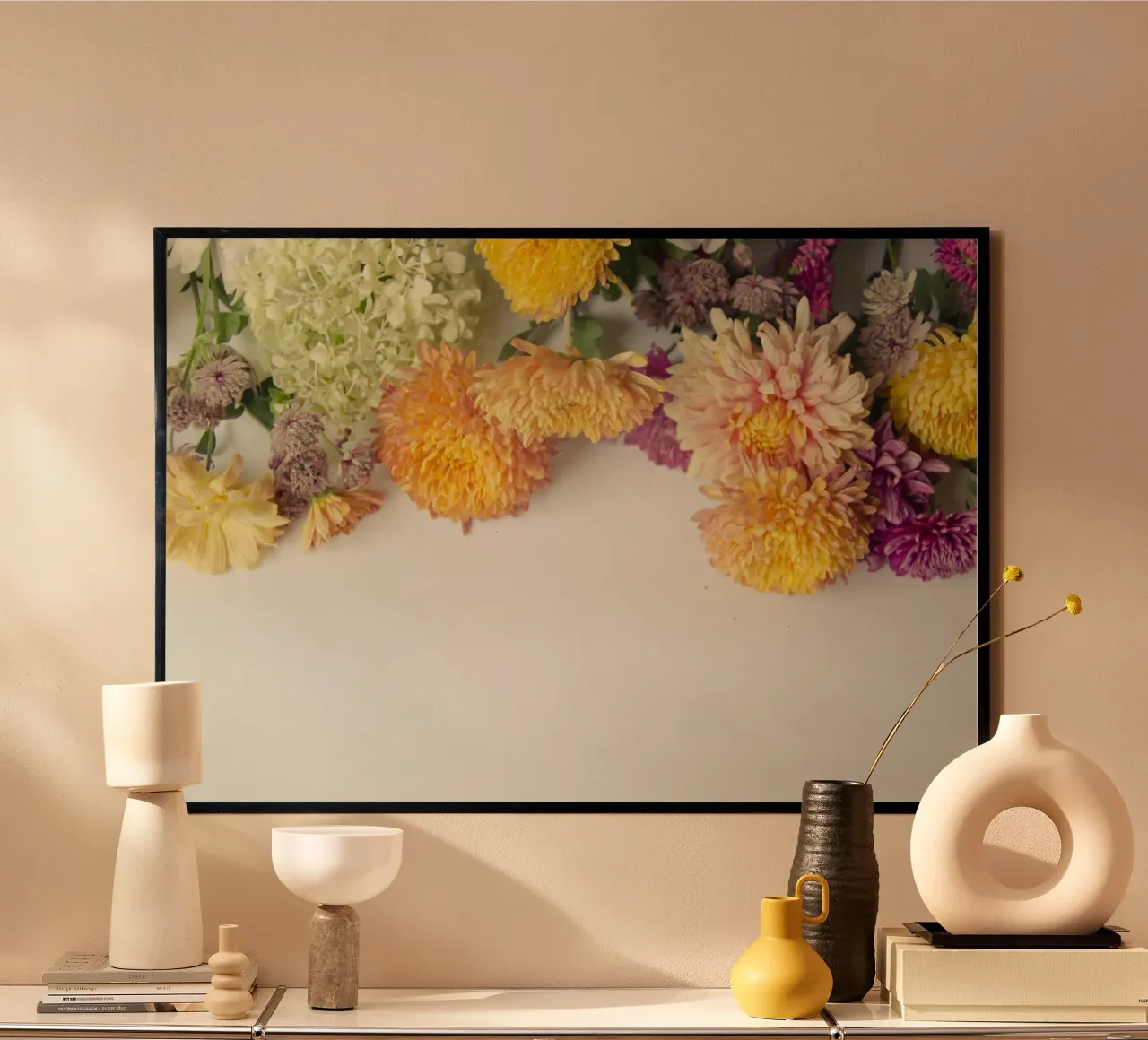 Zachte bloemblaadjes en zachte tinten poster met aluminium frame van PhotoVibe Decor