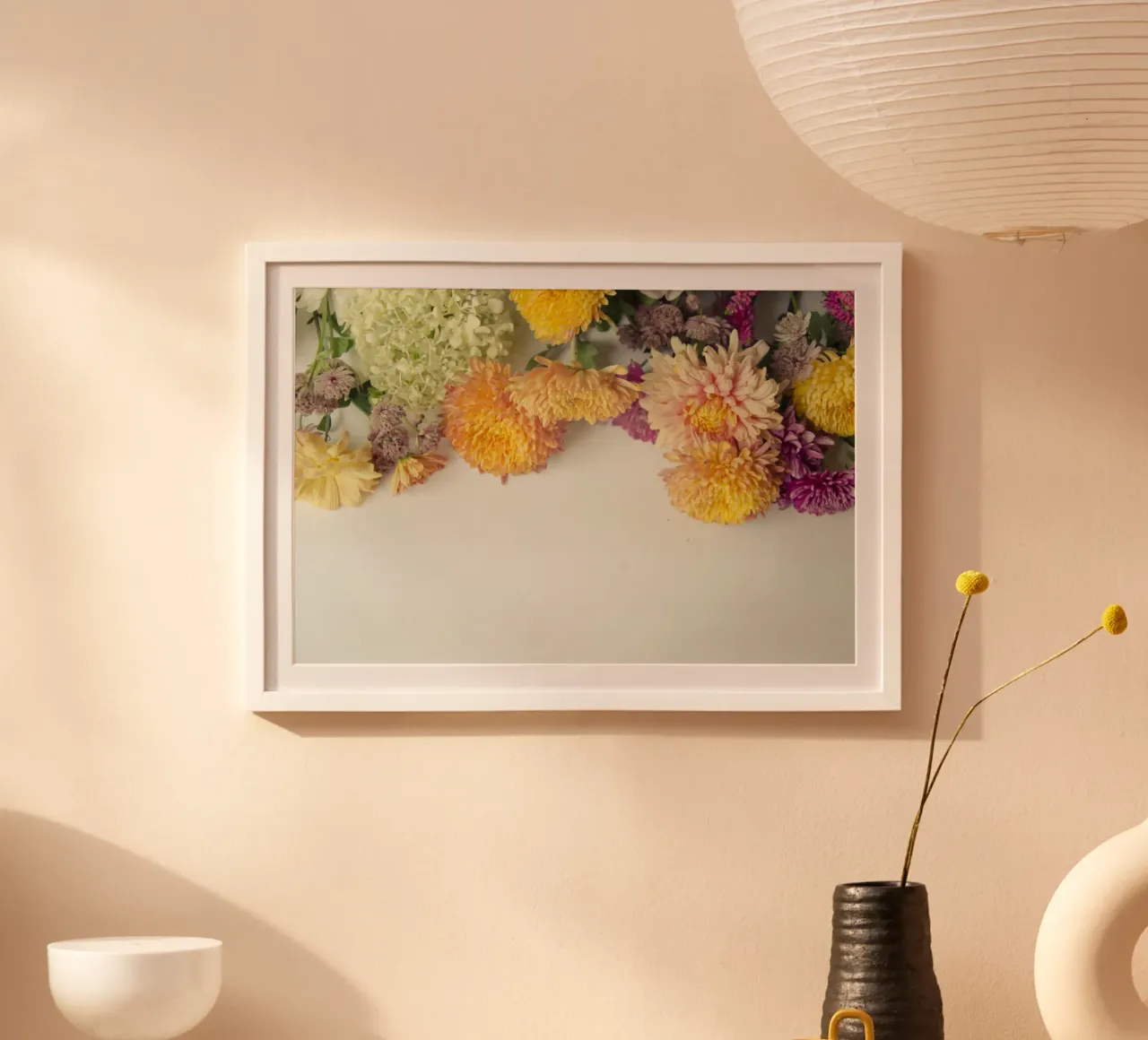 Zachte bloemblaadjes en zachte tinten poster met aluminium frame van PhotoVibe Decor