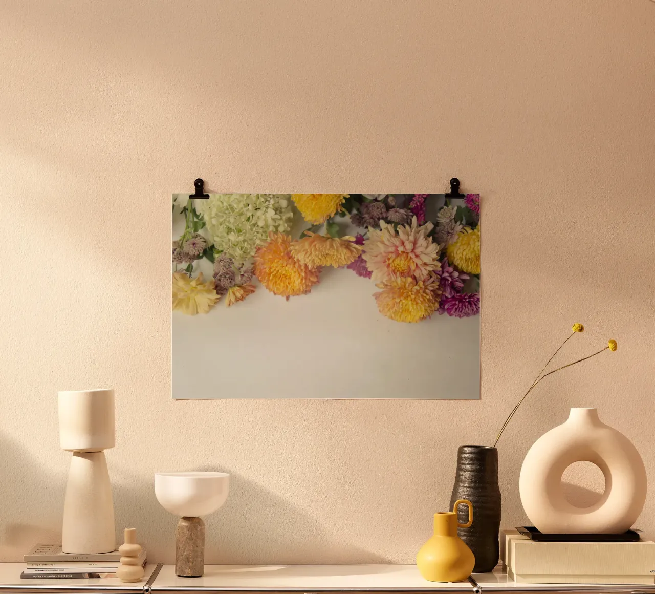 Zachte bloemblaadjes en zachte tinten poster met aluminium frame van PhotoVibe Decor