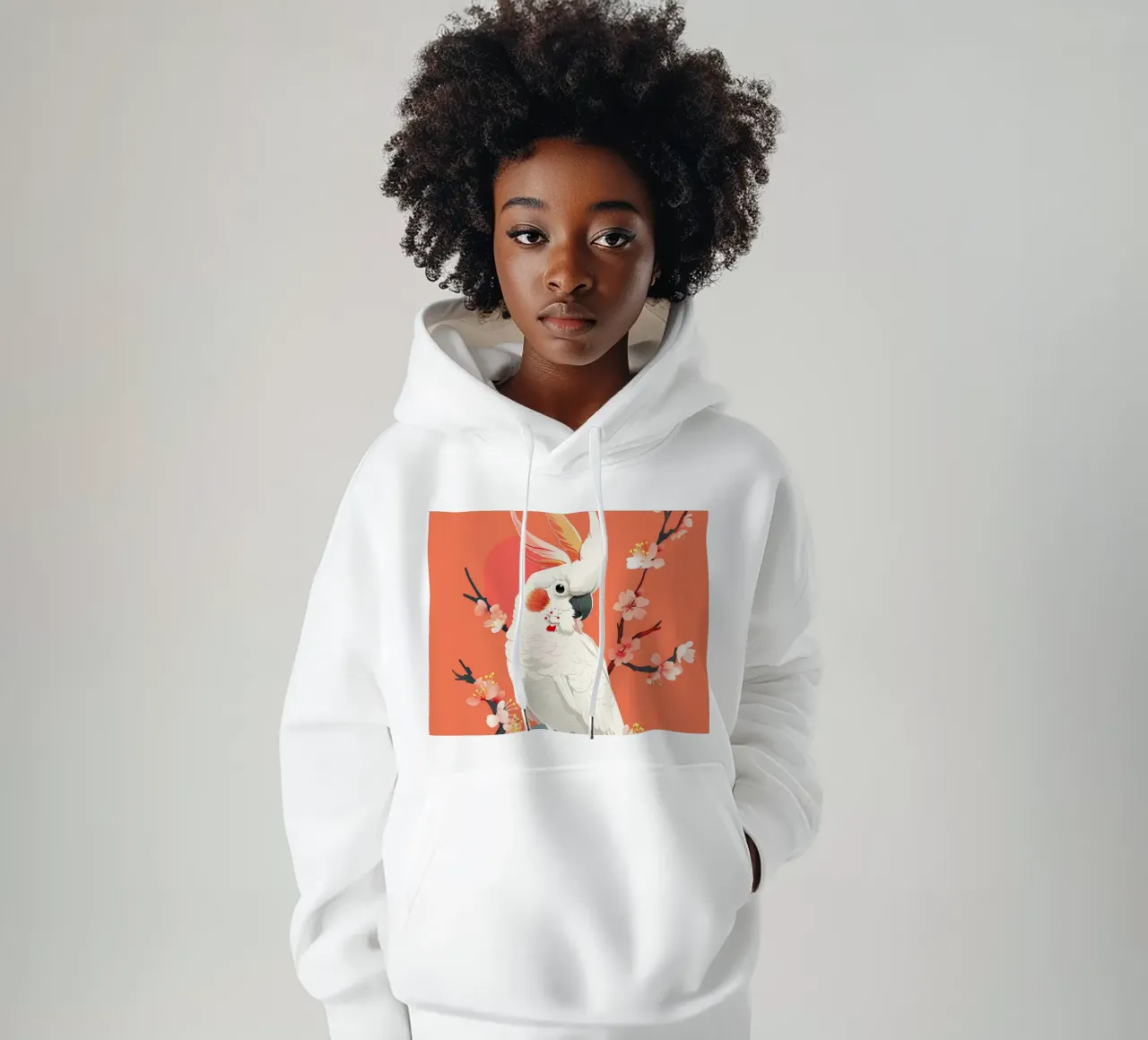 Cacatua su ramo con fiori illustrazione felpa con cappuccio da DesignDoodle
