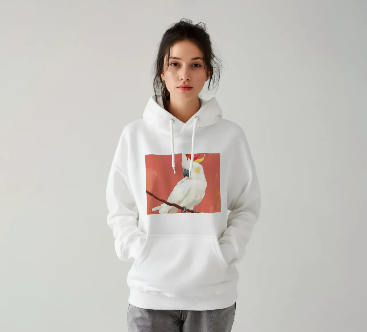 Illustrazione del cacatua bianco appollaiato su un ramo felpa con cappuccio da DesignDoodle