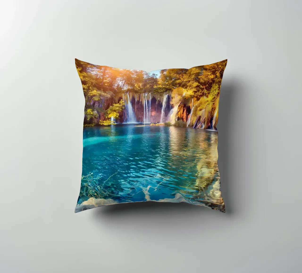 cascata lago foresta cuscino da MountainShop