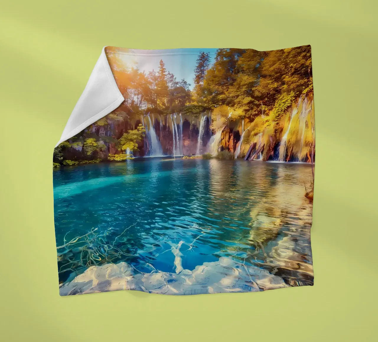 cascata lago foresta coperta in pile da MountainShop