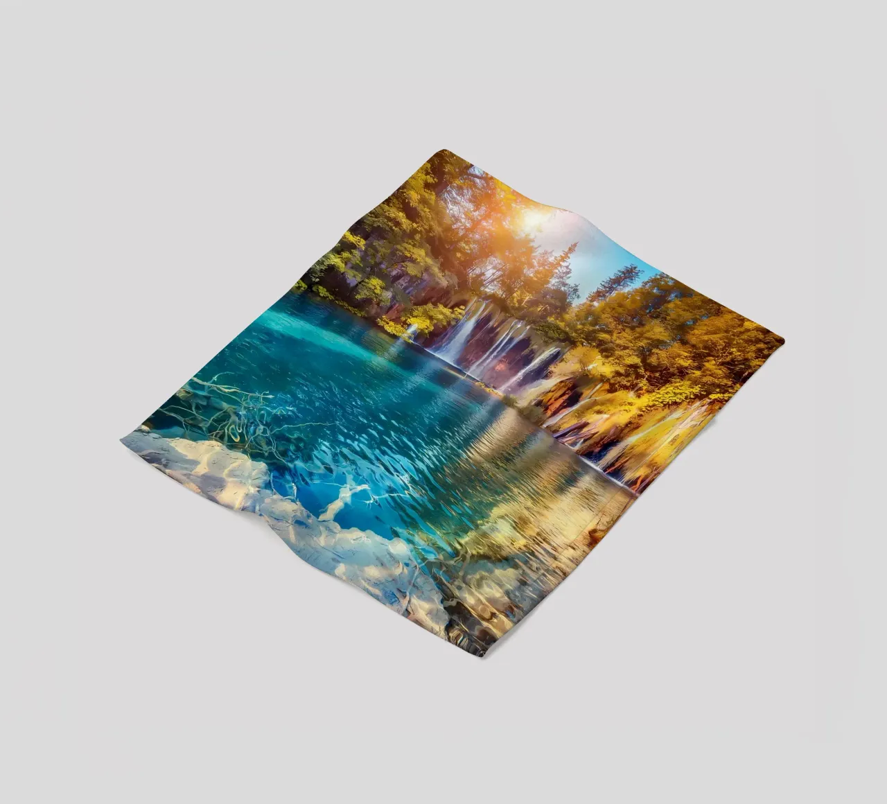cascata lago foresta coperta in pile da MountainShop