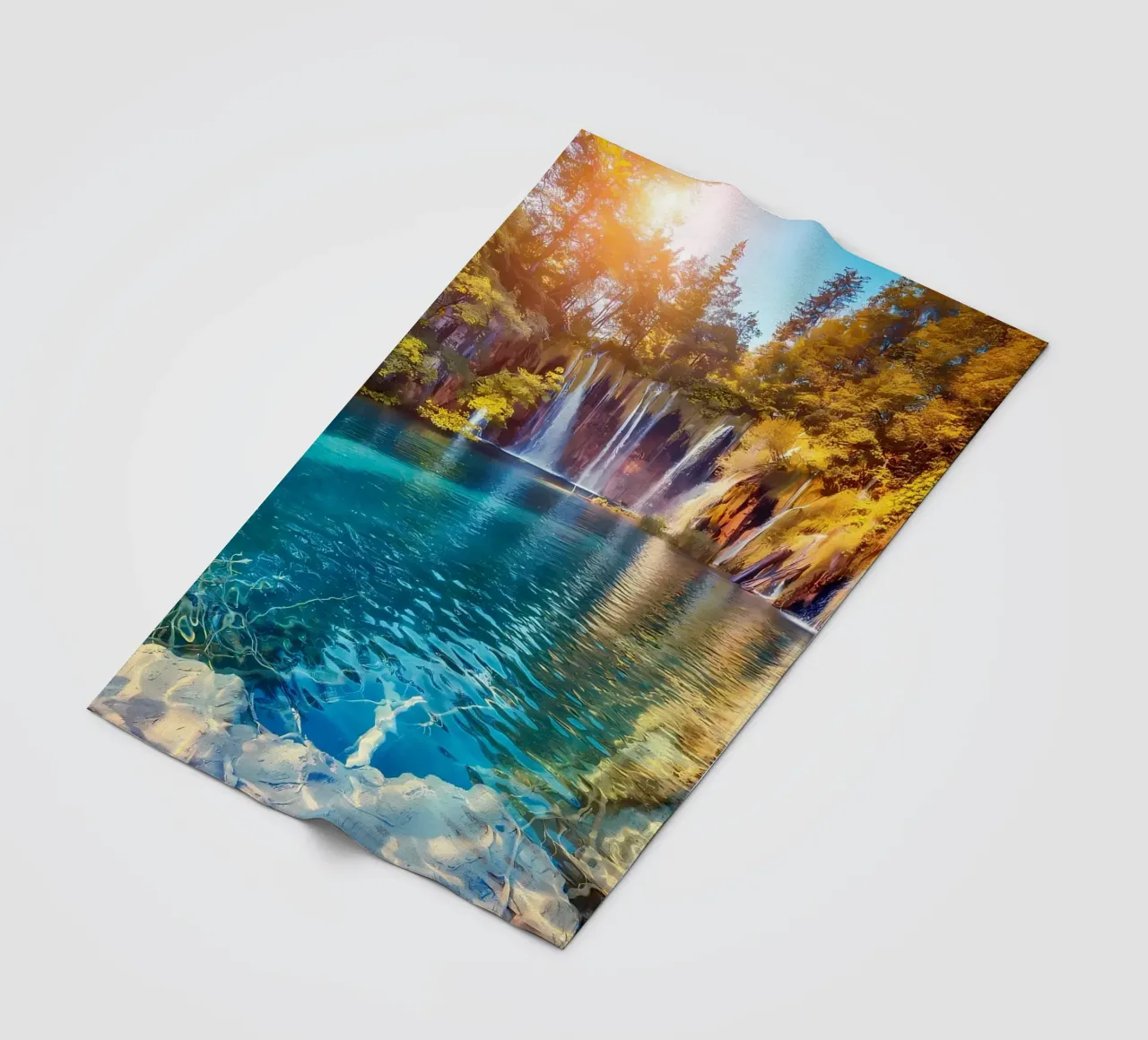 cascata lago foresta coperta in pile da MountainShop