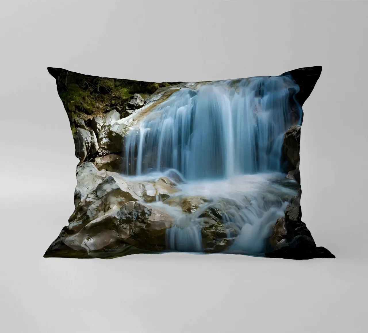 cascata rocce acqua che scorre cuscino da MountainShop