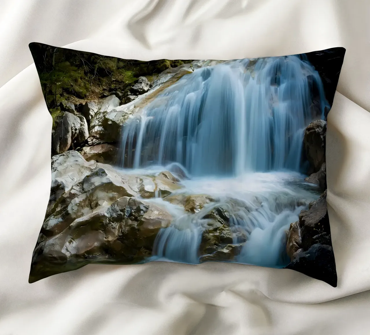cascata rocce acqua che scorre cuscino da MountainShop