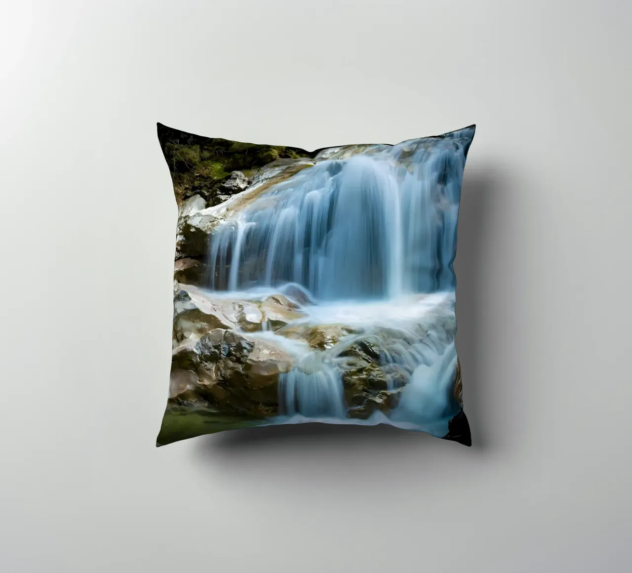 cascata rocce acqua che scorre cuscino da MountainShop
