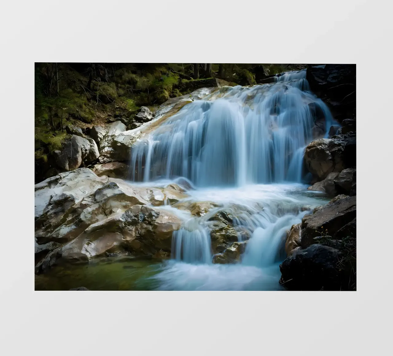 cascata rocce acqua che scorre pellicola backlit da MountainShop