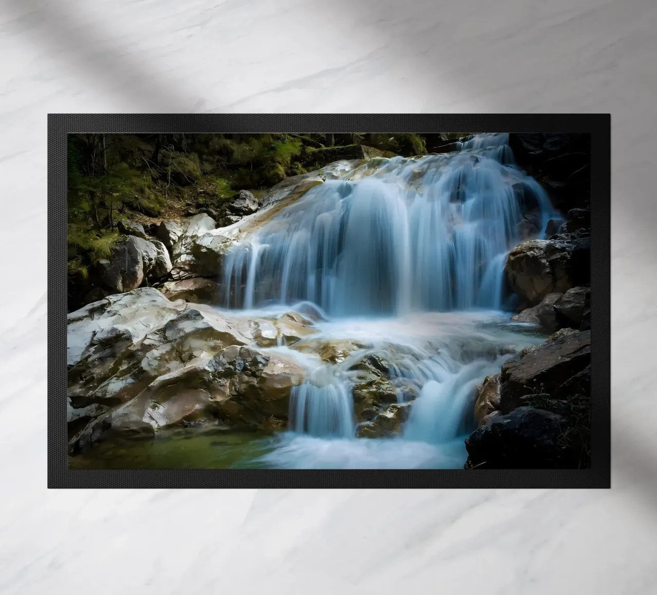 cascata rocce acqua che scorre zerbino da MountainShop