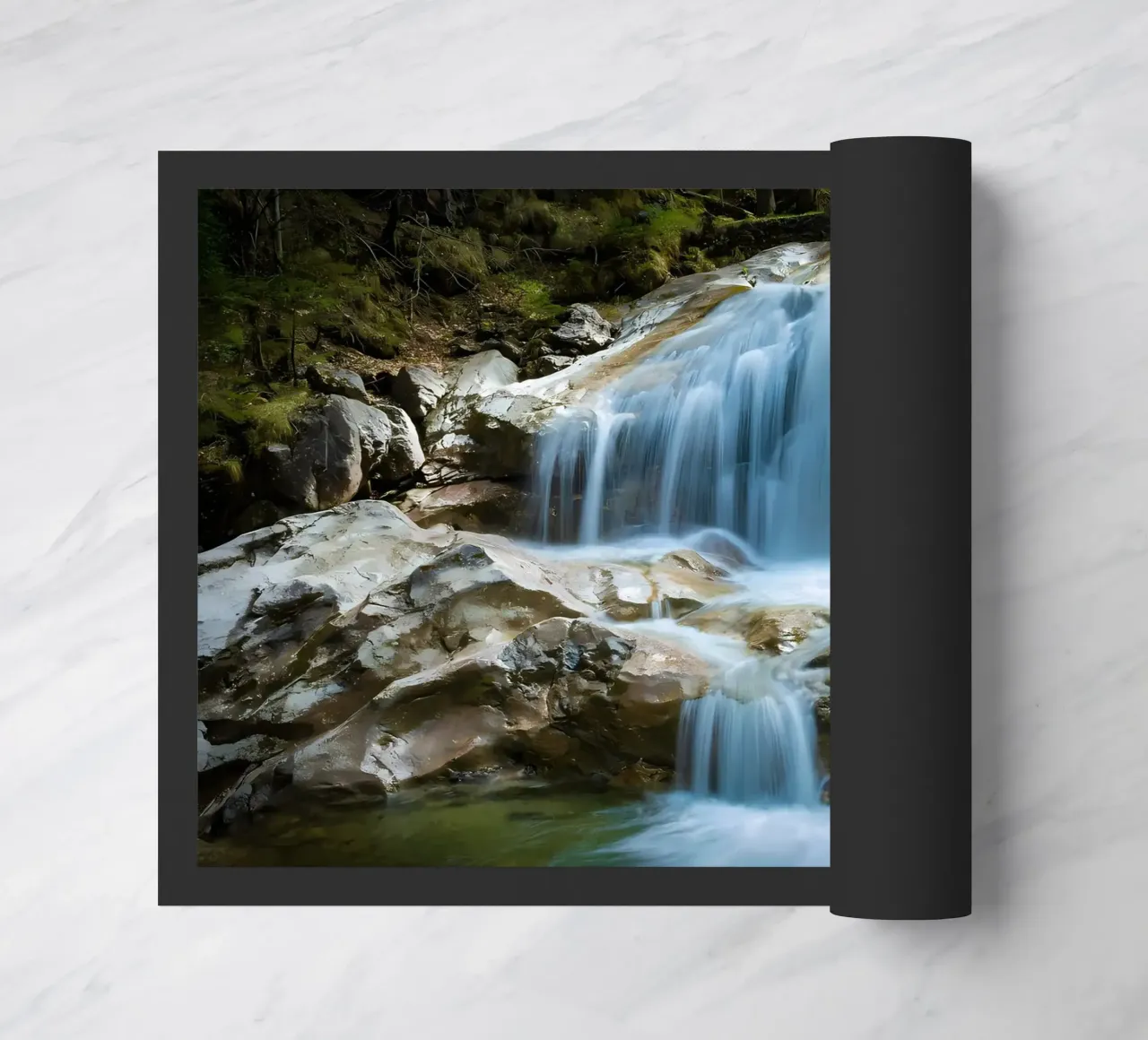 cascata rocce acqua che scorre zerbino da MountainShop