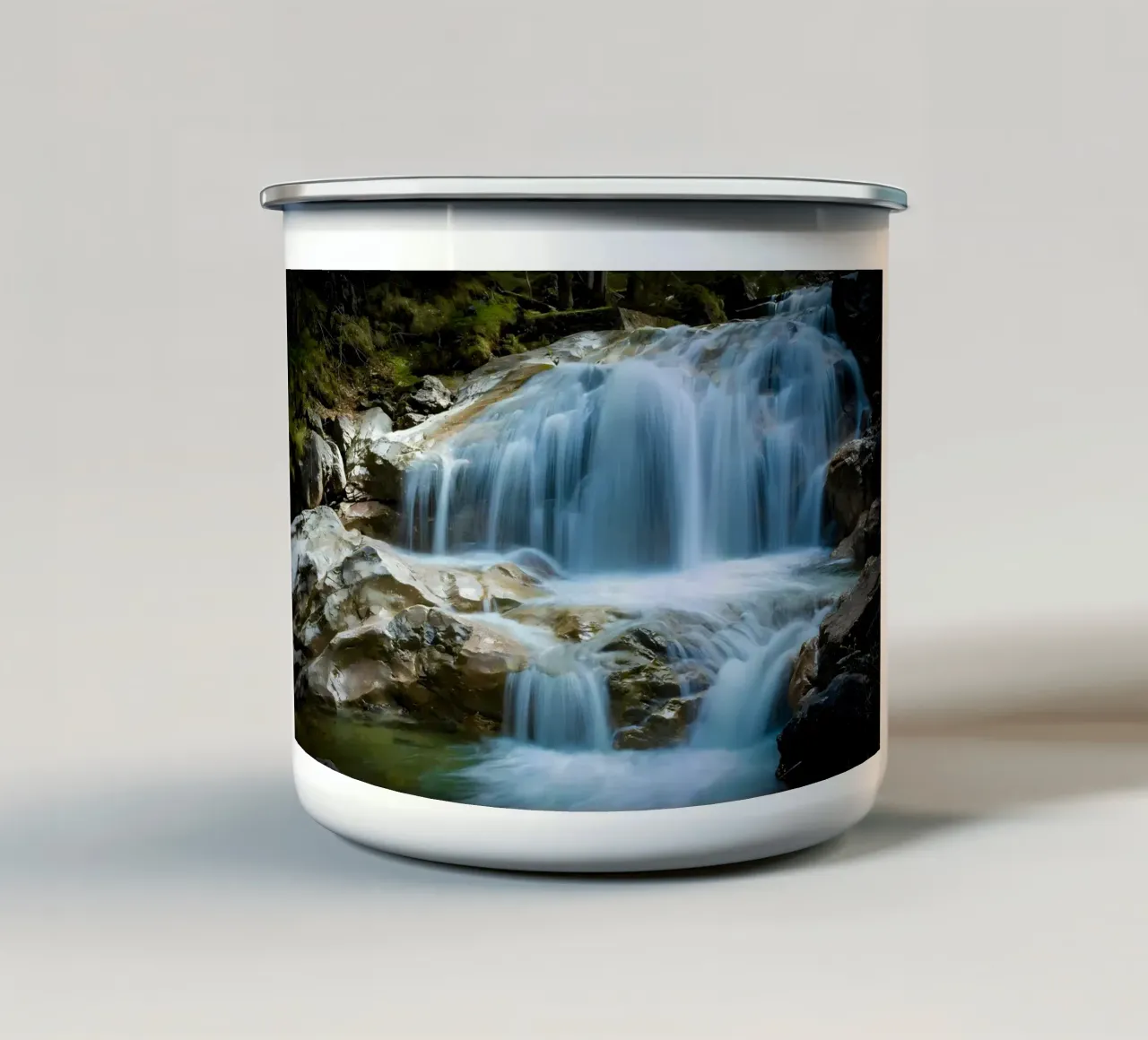 cascata rocce acqua che scorre tazza in smalto da MountainShop