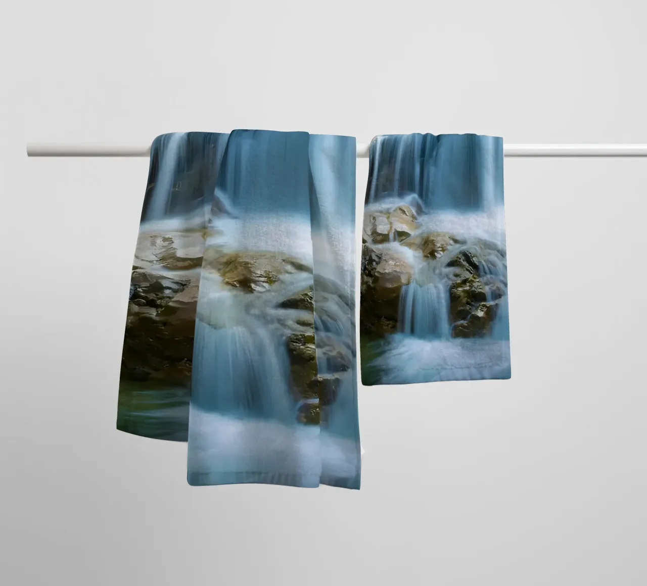 cascata rocce acqua che scorre asciugamano da bagno da MountainShop