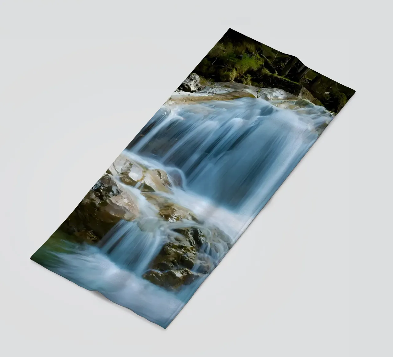 cascata rocce acqua che scorre telo mare da MountainShop