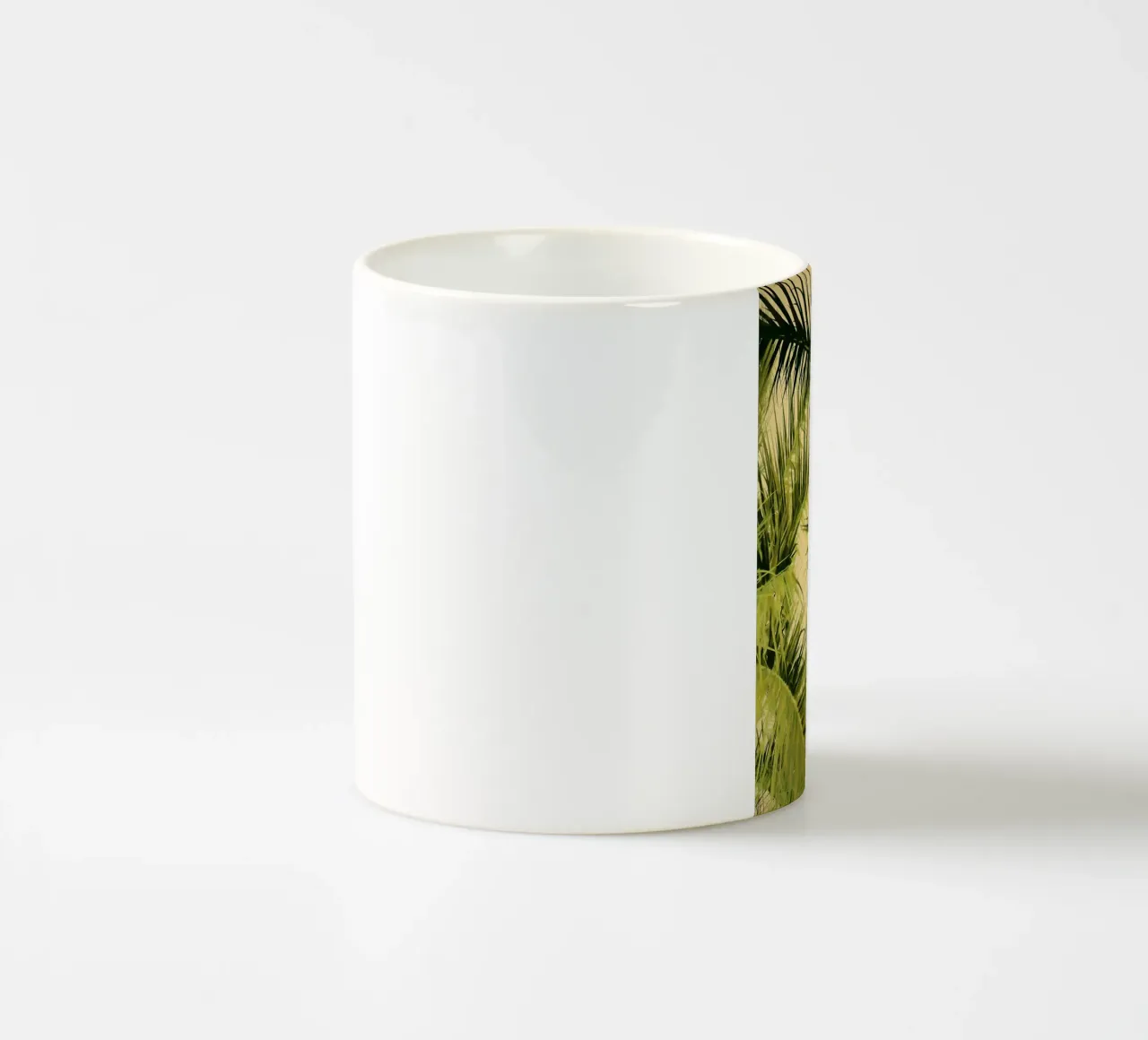 foglie di palma fogliame tropicale tazza in ceramica da Jennifer R Spyhalski