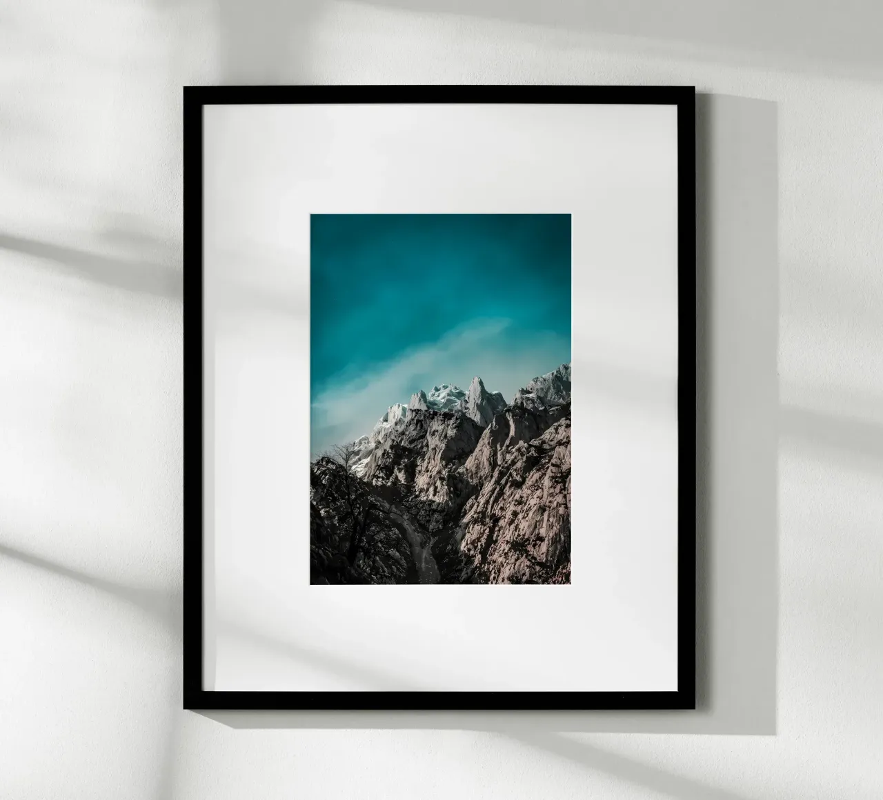 montagne cielo neve cime poster con telaio in alluminio da Jennifer R Spyhalski