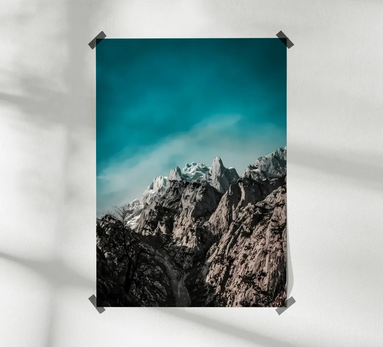 montagne cielo neve cime poster con telaio in alluminio da Jennifer R Spyhalski