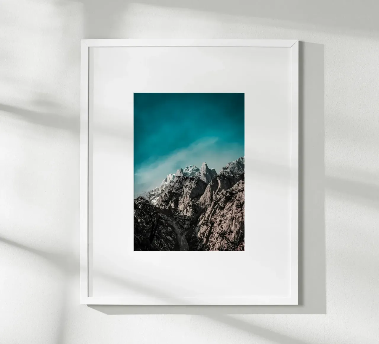 montagne cielo neve cime poster con telaio in alluminio da Jennifer R Spyhalski