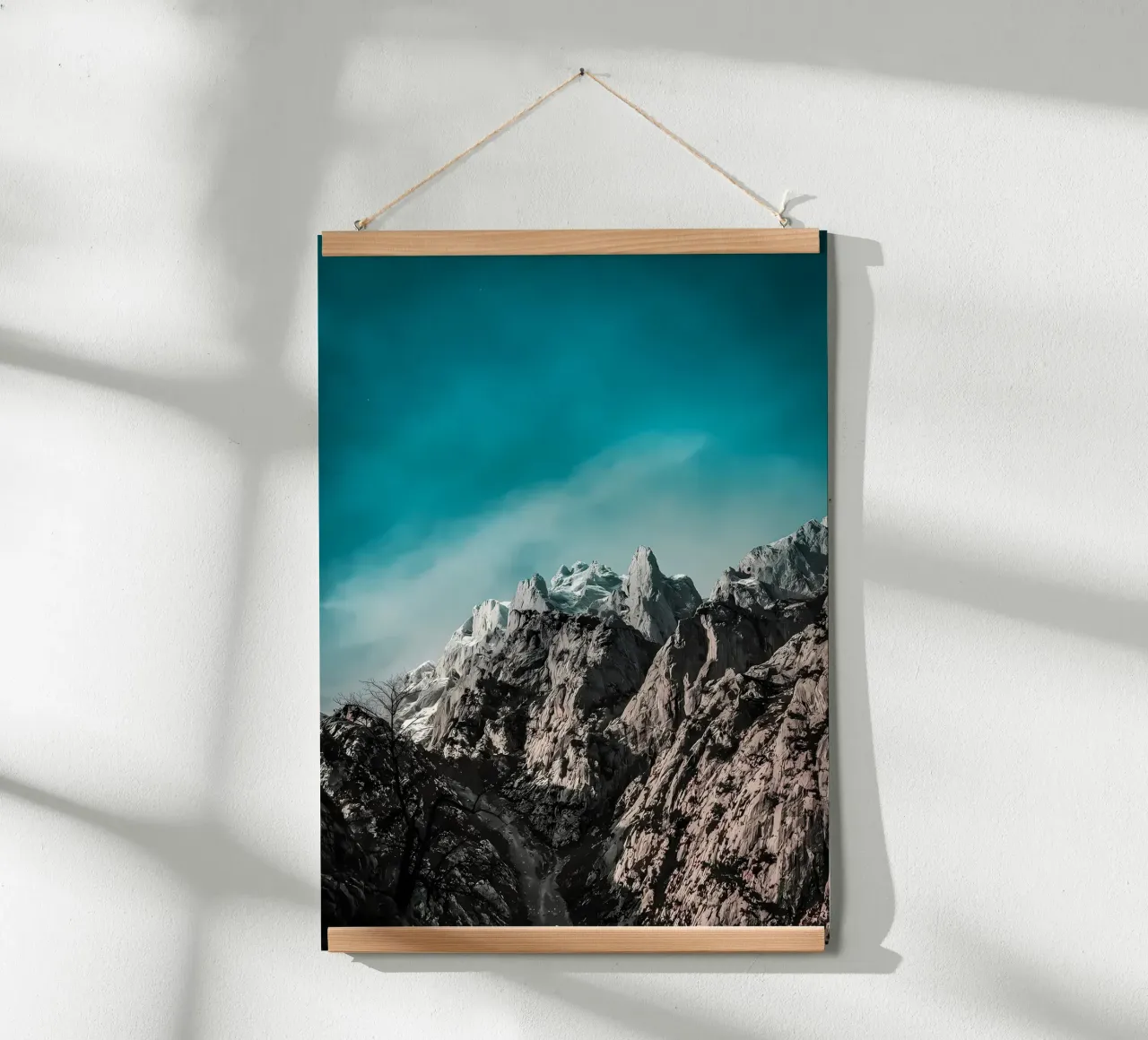 montagne cielo neve cime poster con telaio in alluminio da Jennifer R Spyhalski