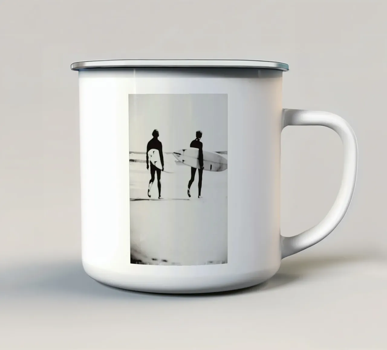 Surfers in Monochrome – Black and White Coastal Wall Art tazza in smalto da Vela Luna