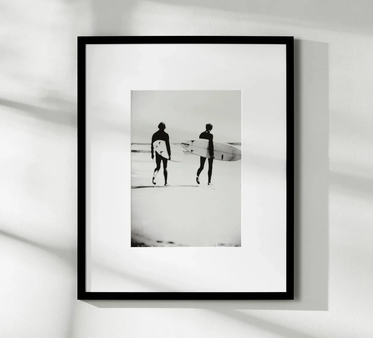 Surfers in Monochrome – Black and White Coastal Wall Art poster con telaio in legno da Vela Luna