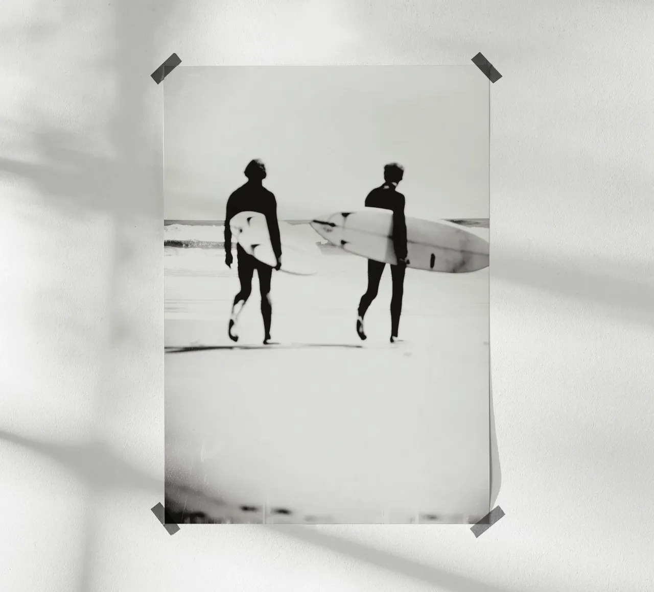 Surfers in Monochrome – Black and White Coastal Wall Art poster con telaio in legno da Vela Luna