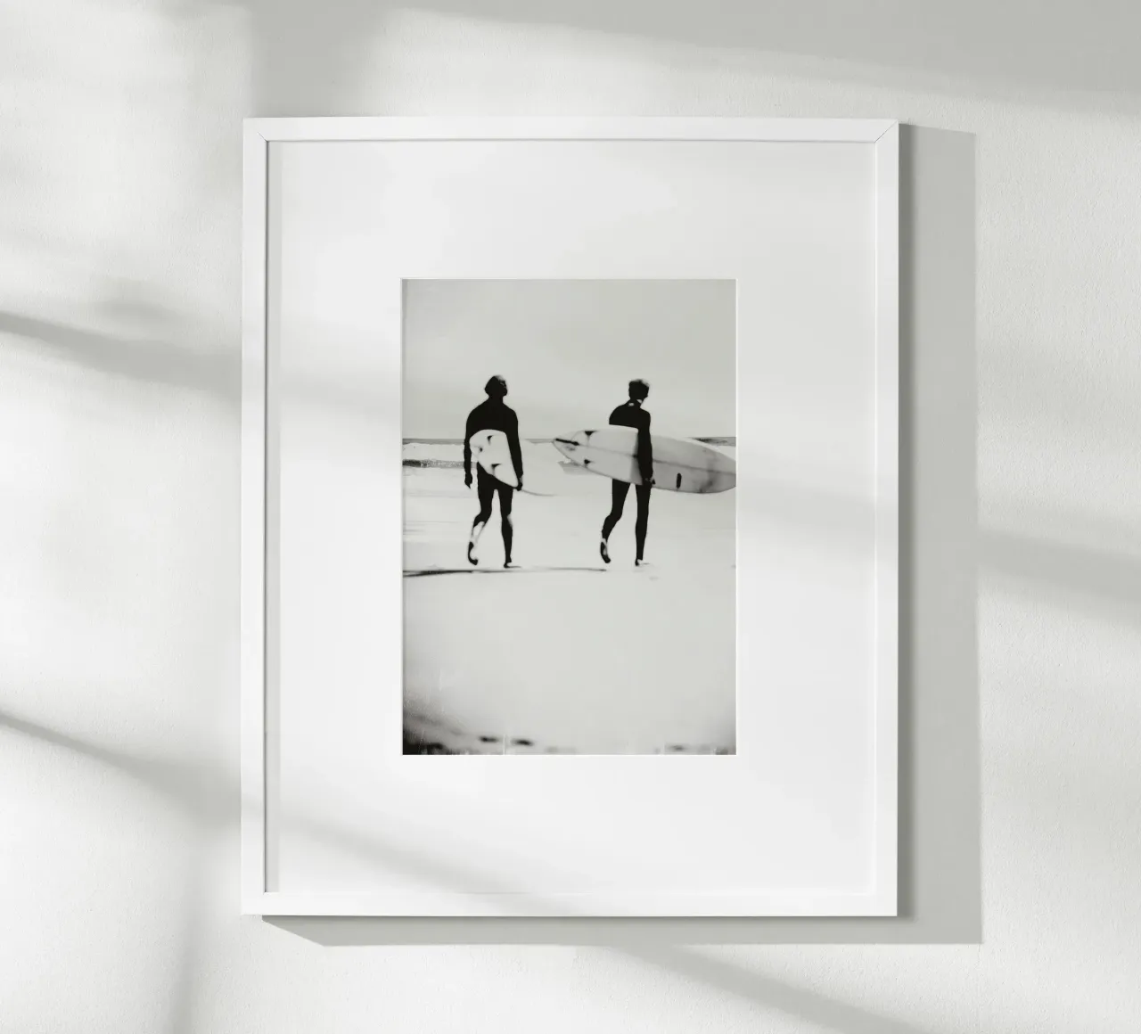 Surfers in Monochrome – Black and White Coastal Wall Art poster con telaio in legno da Vela Luna