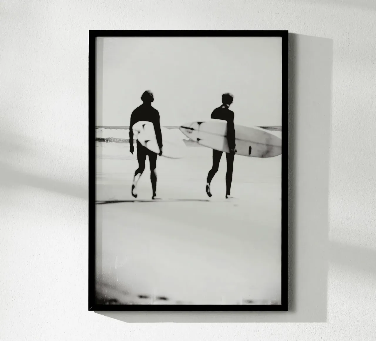 Surfers in Monochrome – Black and White Coastal Wall Art poster con telaio in legno da Vela Luna