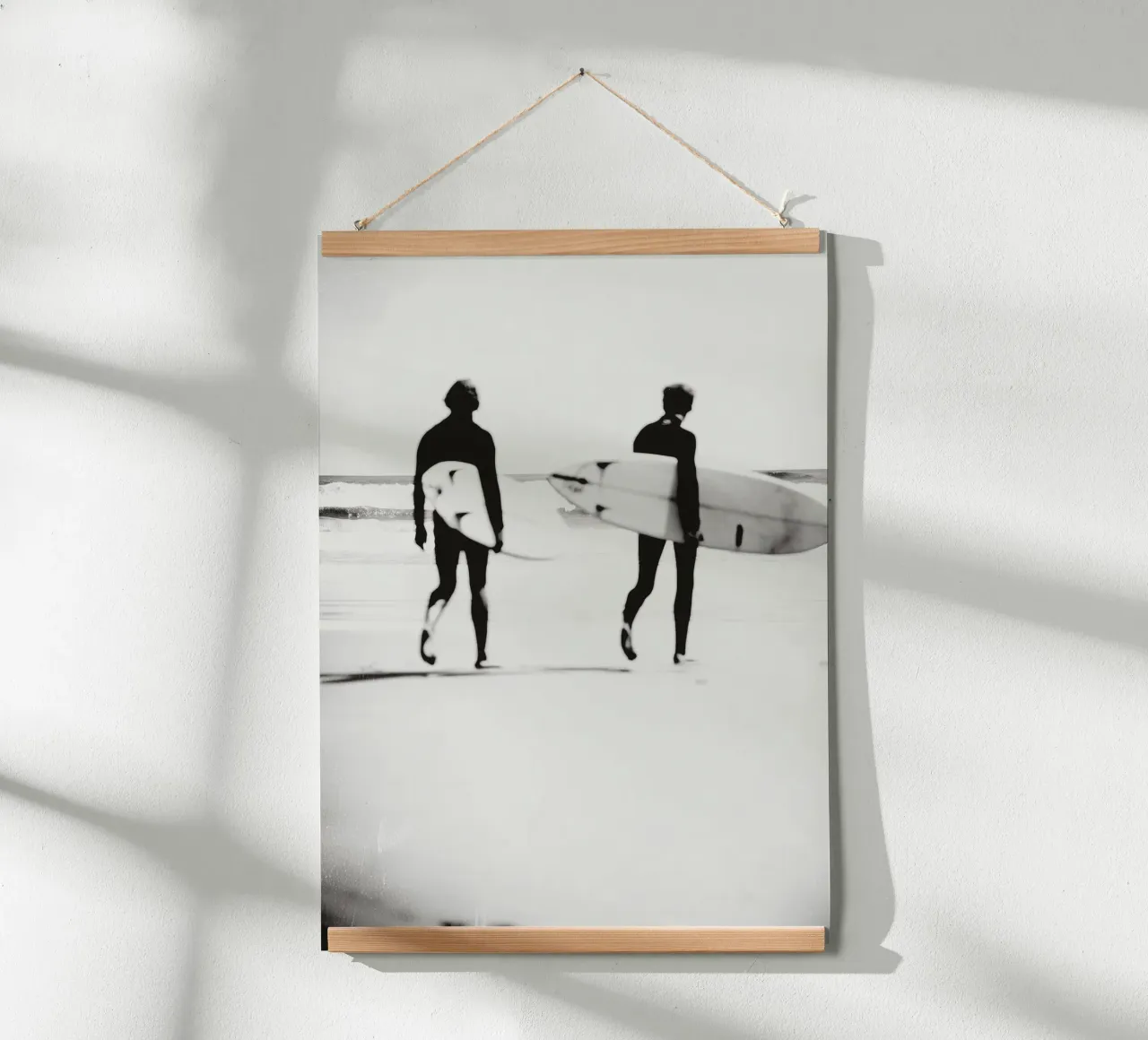Surfers in Monochrome – Black and White Coastal Wall Art poster con telaio in legno da Vela Luna