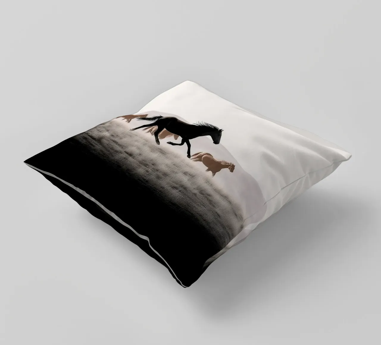 Midnight Run – Herd Across the Quiet Dunes cuscino da Vela Luna