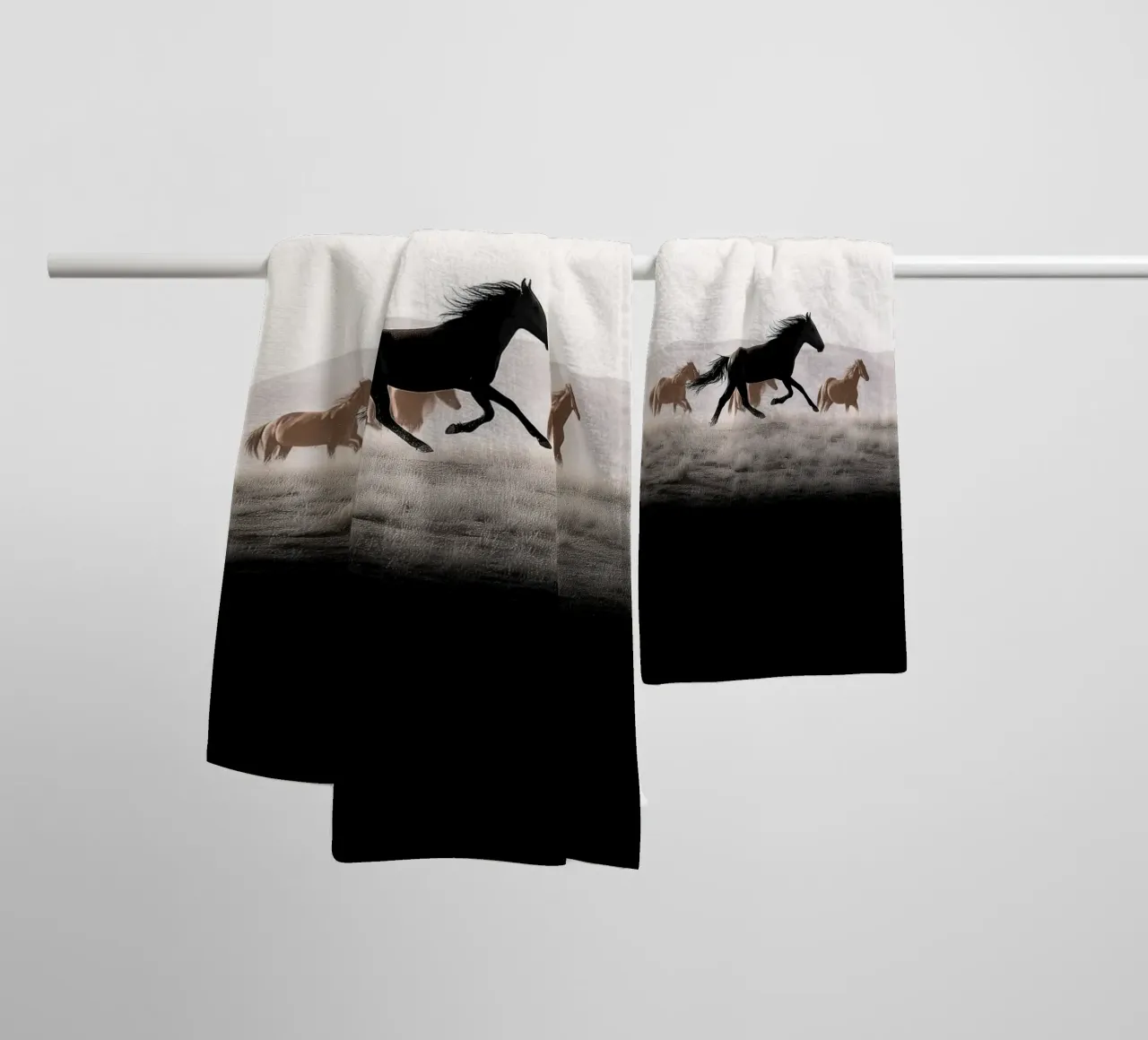 Midnight Run – Herd Across the Quiet Dunes asciugamano da bagno da Vela Luna