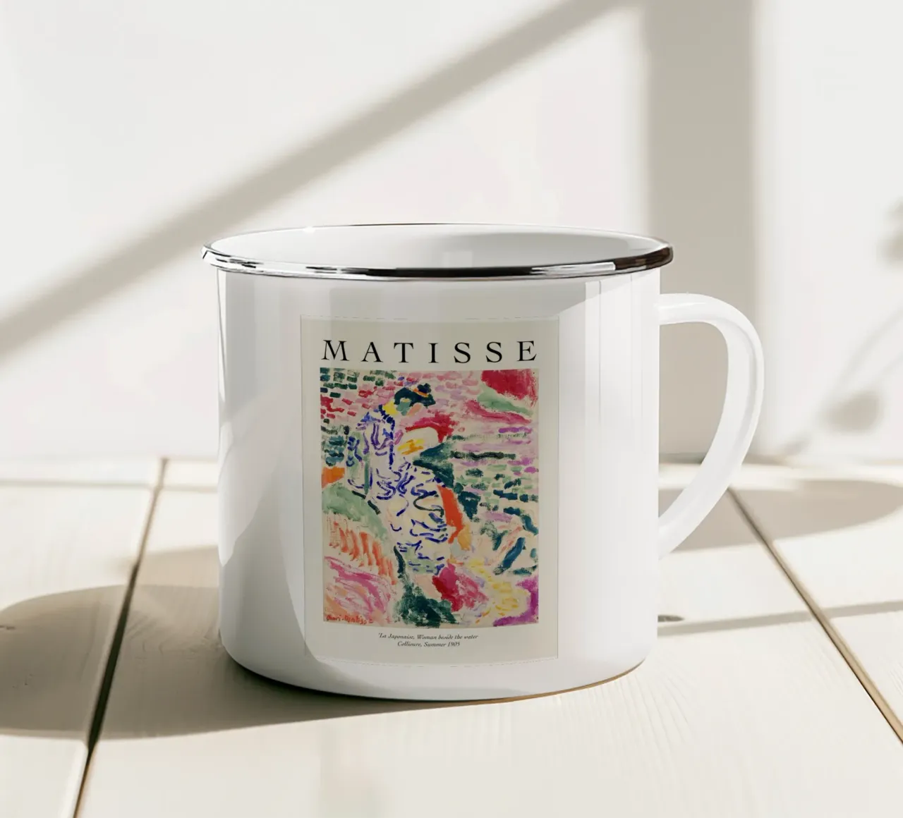 una donna accanto all'acqua tazza in smalto da sazkia art