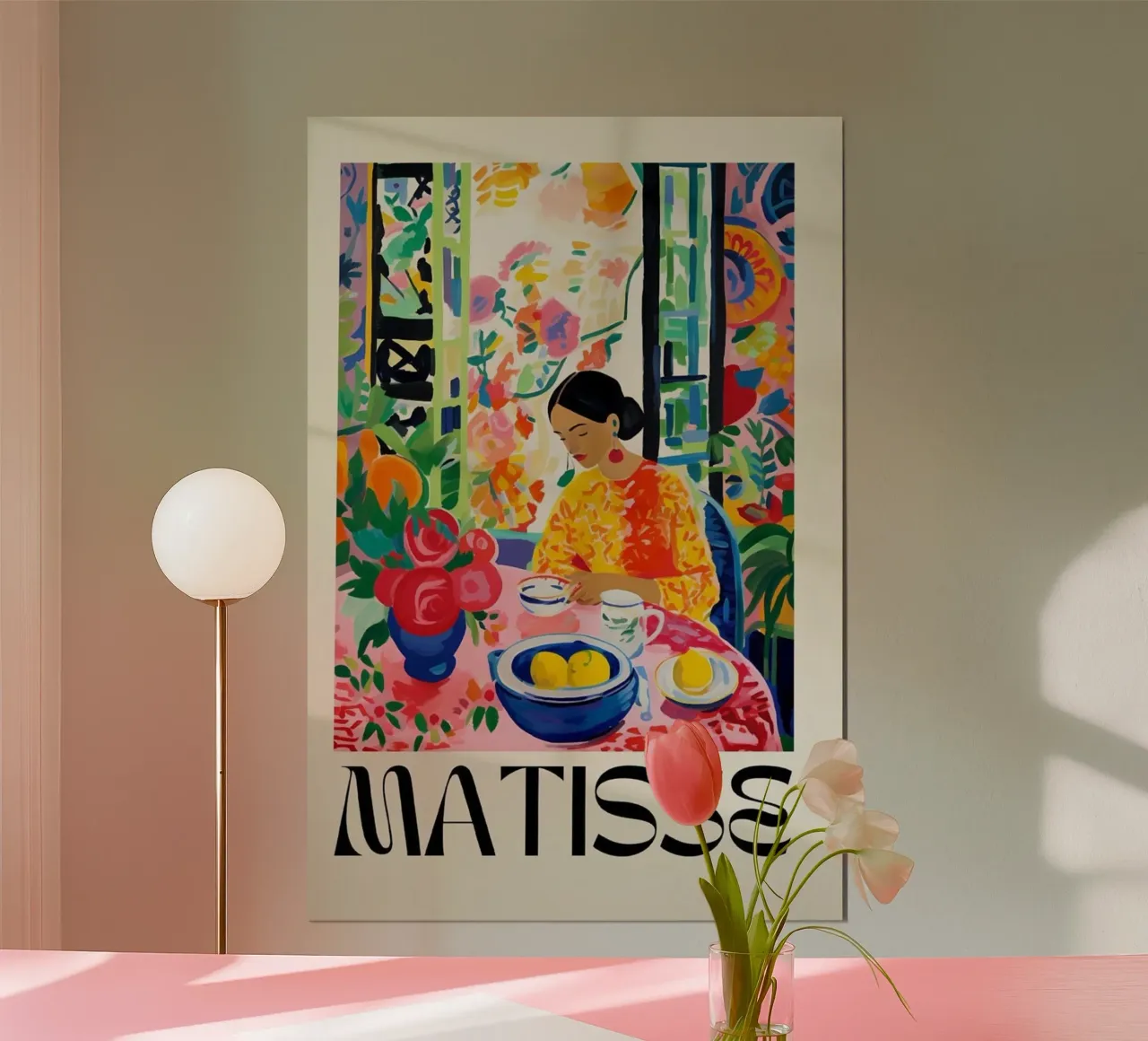 une femme assise à une table avec une coupe de fruits poster avec cadre en bois de sazkia art