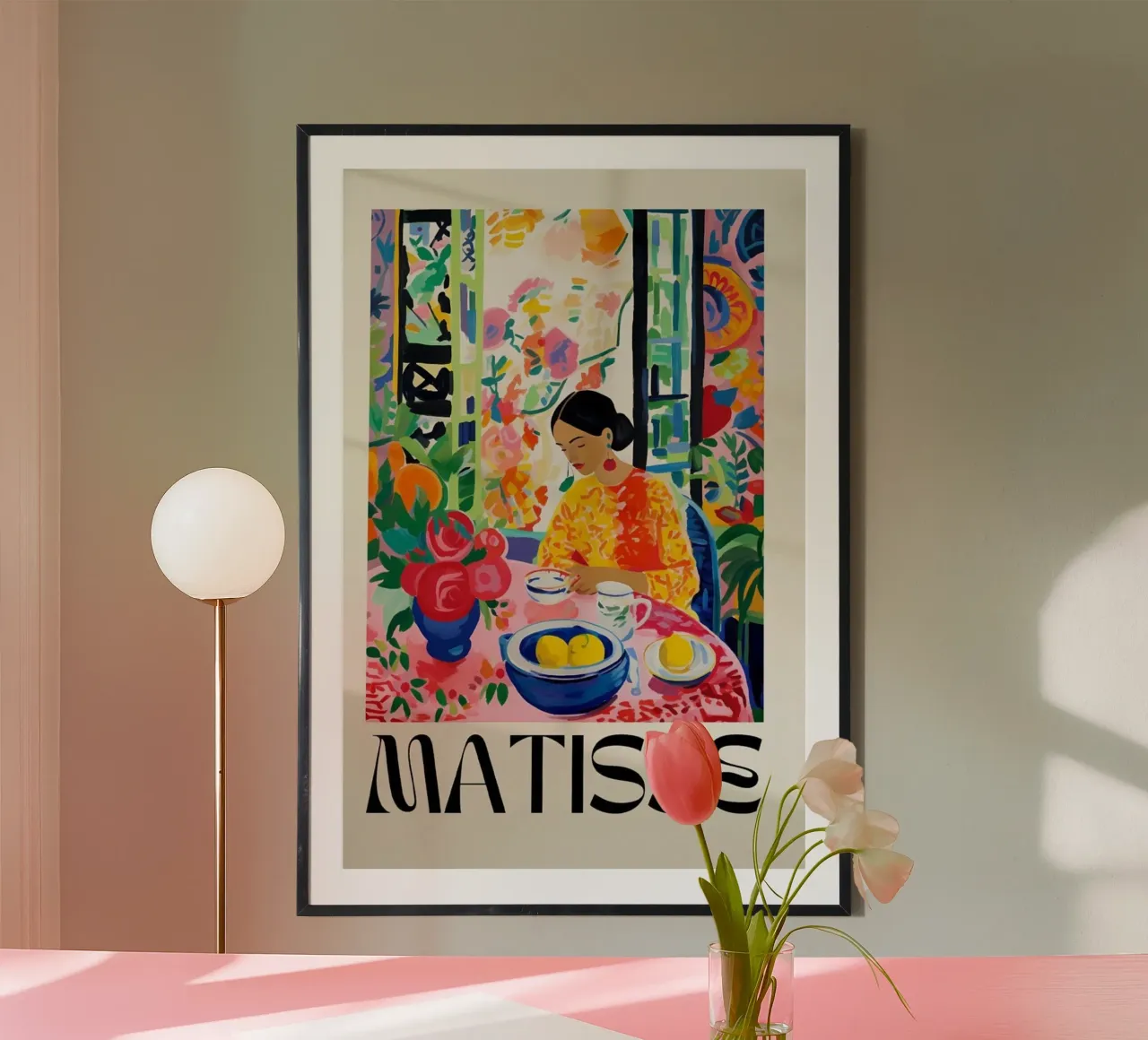 une femme assise à une table avec une coupe de fruits poster avec cadre en bois de sazkia art