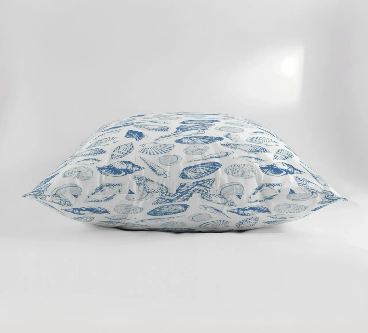 Creature subacquee tropicali in blu e bianco cuscino da Painted Nature